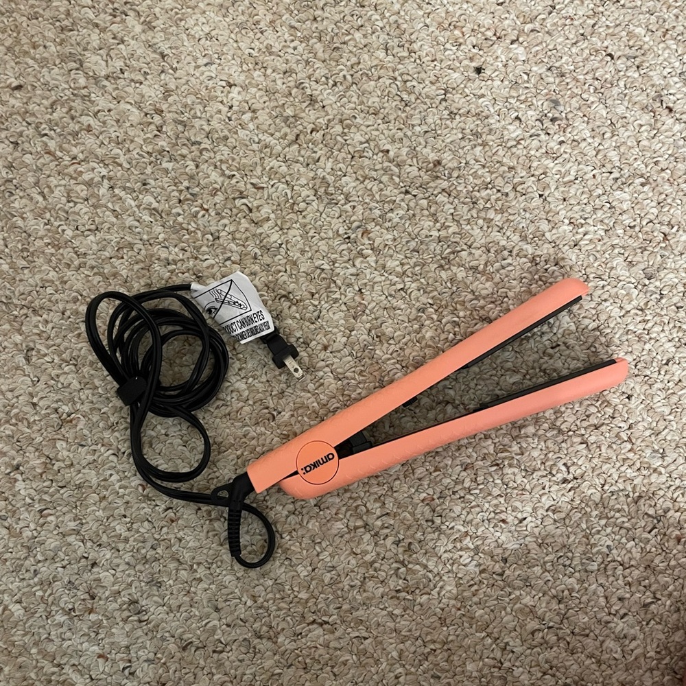 Amika hair straightener